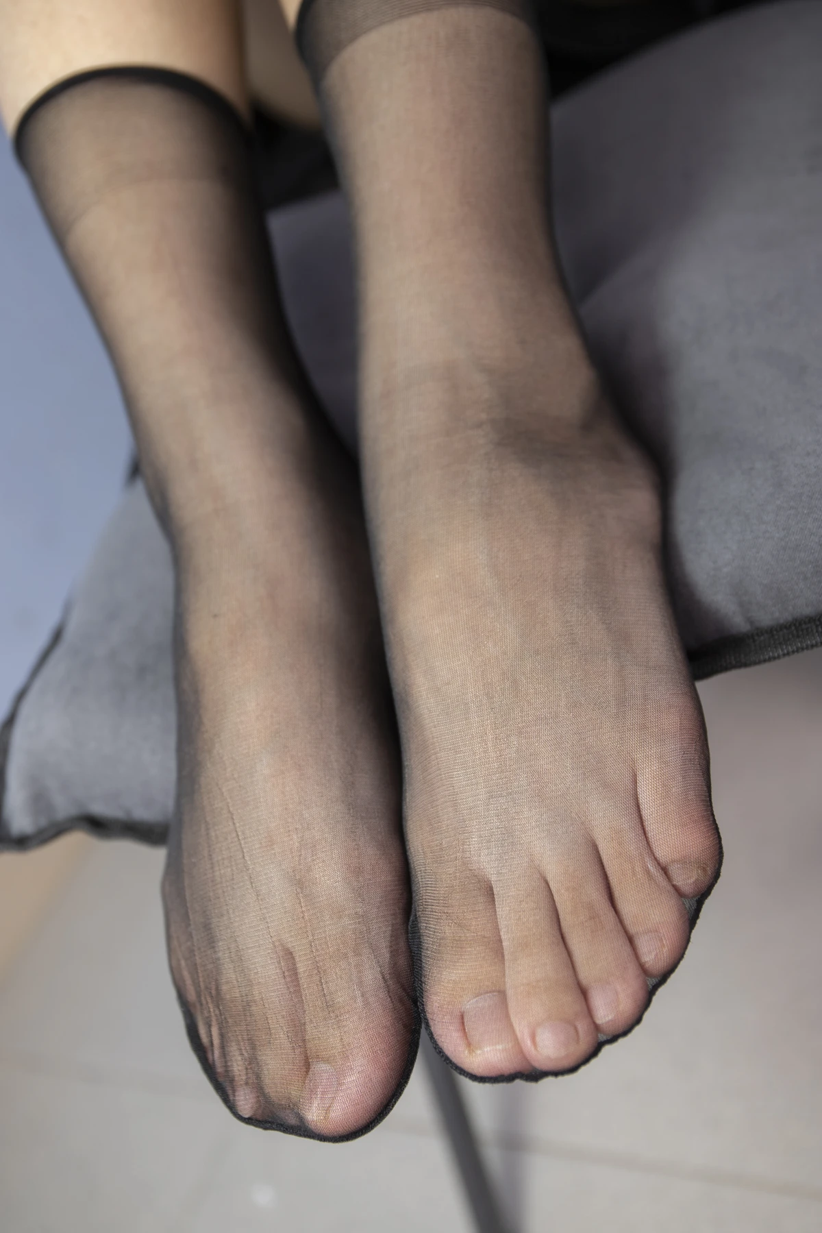 [Mzsock] NO.010 Model Peng Peng shows off her beautiful feet in transparent black stockings in the office, in various postures that are very tempting Southern football skills#[126P]-59