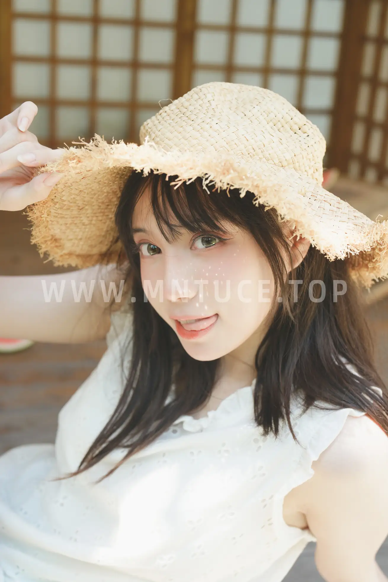 [YITUYU] 2022.09.05 Vol.1877 – Summer Girl and Watermelon Two plus six#[39P]-18